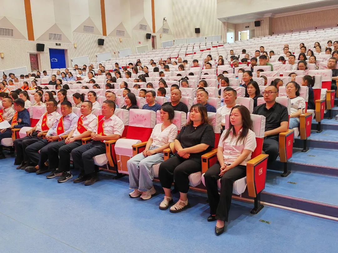 宣传贯彻习近平总书记重要讲话精神暨榆林市劳模工匠先进事迹巡回宣讲活动走进佳县